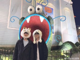 【蜗牛电竞】Meiko晒照:北京霍格沃茨的夜晚真冷 跟老猪合影的猫头鹰就是我