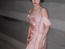 【蜗牛电竞】主持人小钰晒照:粉雾海💕来晚咯 今年也接近尾声了