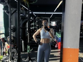 【蜗牛电竞】余霜分享运动健身照:运动的快乐又回来了!还有蓝调时刻下的🎾