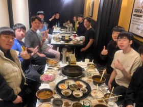 【蜗牛电竞】AL分享队员与Tarzan侄女聚餐合照:所有人!陷入宝宝魔法