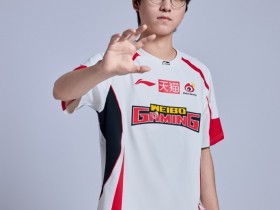 【蜗牛电竞】WBG分享26夹人定妆照:论微博哥拍照POSE的一百种手势