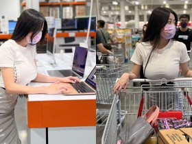 【蜗牛电竞】美式賣場驚見妹子「前凸後翹」試用電腦 火辣採購太犯規