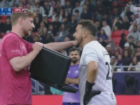 【蜗牛电竞】🤑“钞能力”!全球第一网红慈善足球赛贿赂门将 用一万美元现金买进球