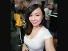 【蜗牛电竞】廣播電台女主播「好胸」!藏不住的隱乳呼之欲出,感覺滿到要彈出來了….