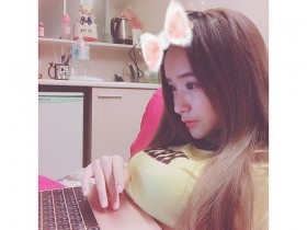 【蜗牛电竞】太犯規!這是胸部還膝蓋?巨RU正妹用「胸部打字」這超狂胸器根本還可以放一杯飲料吧!