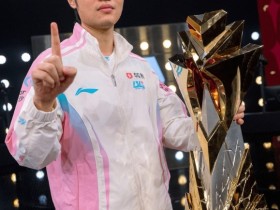 【蜗牛电竞】LOL官推分享Knight赛后照片:黄金左手再添一座国际赛事冠军奖杯