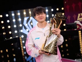 【蜗牛电竞】夺得先锋赛冠军后,Xun社媒分享自己赛后捧杯照