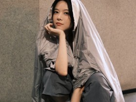 【蜗牛电竞】主持人骆歆晒照:这个未来科技感十足的新系列很好吧!爱死了🛸