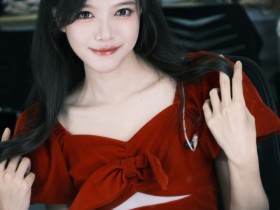 【蜗牛电竞】美女主持人骆歆晒出LPL后台自拍:喜欢我这款红丝绒蛋糕么~