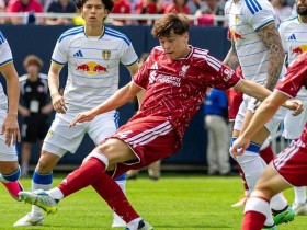 【蜗牛电竞】热身赛利物浦2-0领先遭大逆转,利兹联连灌四球送伊劳拉首败