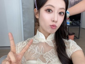 【蜗牛电竞】主持人张小薇晒照:冒个泡 今天在雨哥的直播间来主持啦!