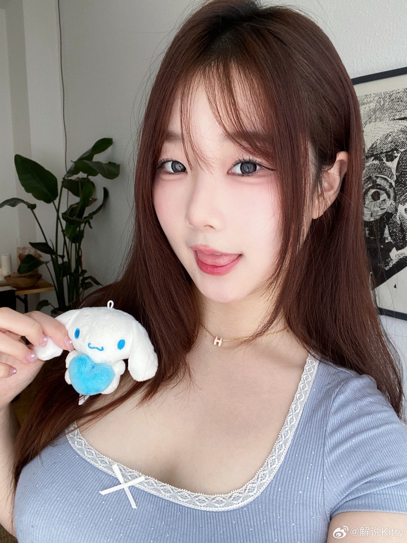 放开玉桂狗让我来！前解说kitty更博晒照：晚安