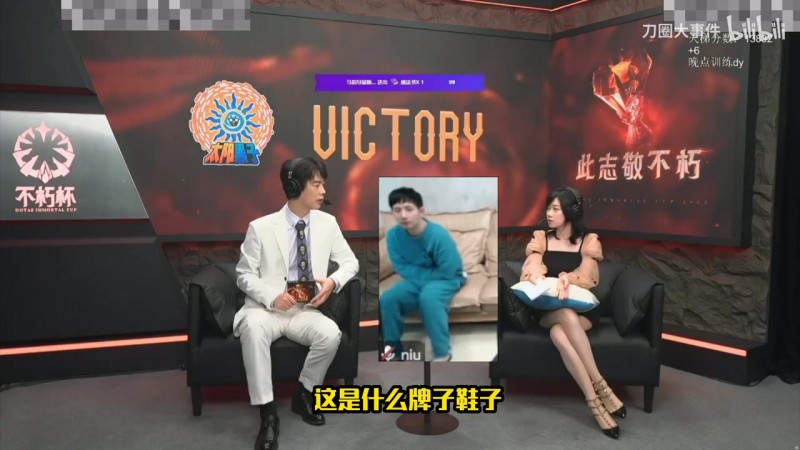 【蜗牛电竞】Fy看主舞台Ams露腿念弹幕:真想舔两口 正常人最多舔一口你舔两口