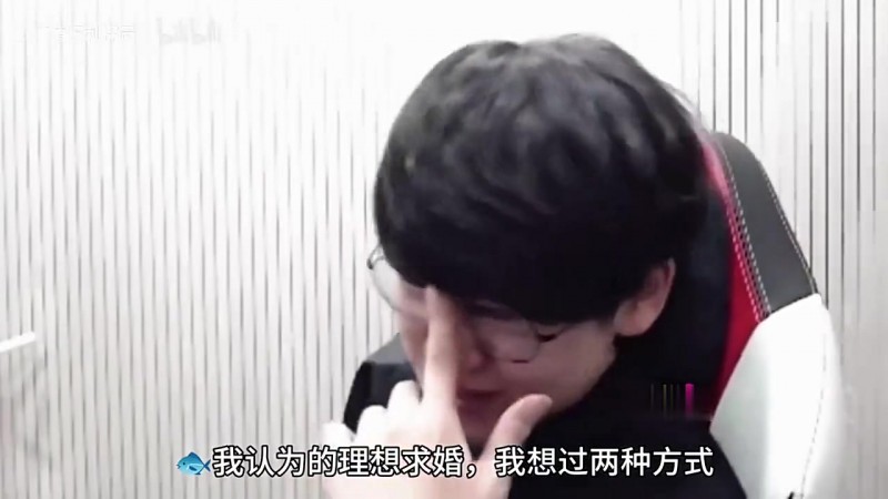 【蜗牛电竞】丫还挺懂浪漫!Gumayusi谈理想求婚场景:要么家里安静低语,要么钟楼下跪着