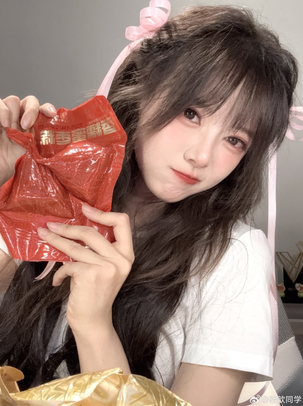 主持骆歆晒照：幸福二选一！ 是猪肉粽还是蜜枣粽～