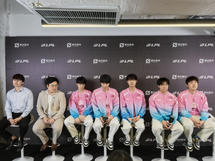 BLG赛后群访 Elk：今天的表现没有前两场好 回去调整下自身状态