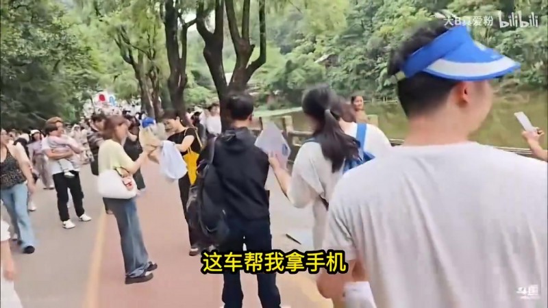 【蜗牛电竞】六神猴子!猴王Doinb模仿猴子被抓破胳膊后直道歉