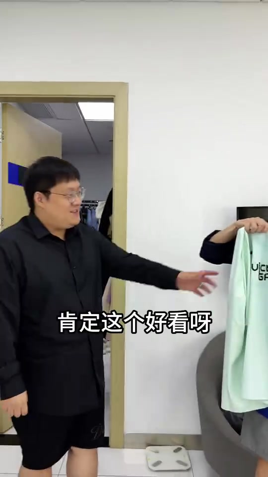 【蜗牛电竞】解说米勒整活视频:今天这俩队服哪个好看一点?