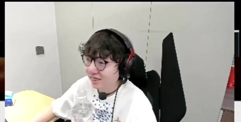 【蜗牛电竞】没有压力!MLXG:你把我人卖了看能还得起2500不,250万的话就压力很大