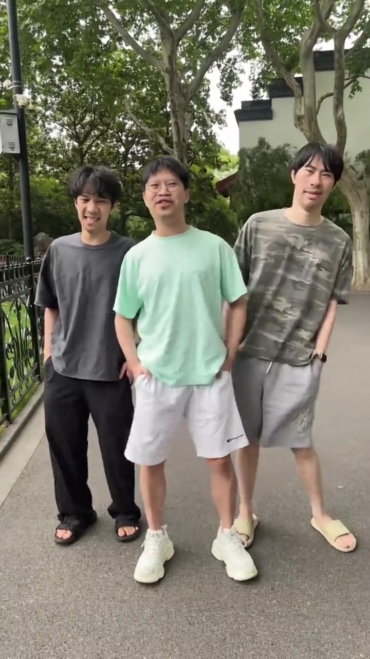 【蜗牛电竞】EDG发布整活视频:当面一套背后一套,你卖被套捏?