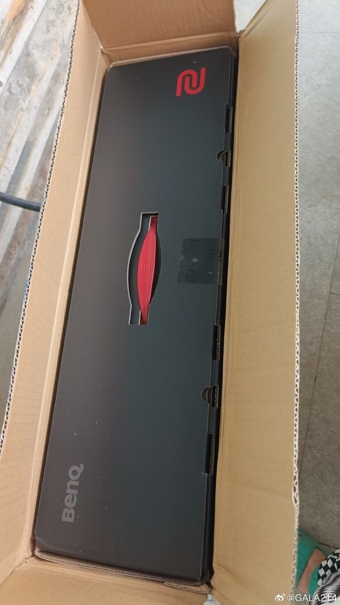 GALA选手晒显示器照片：😍新显示器