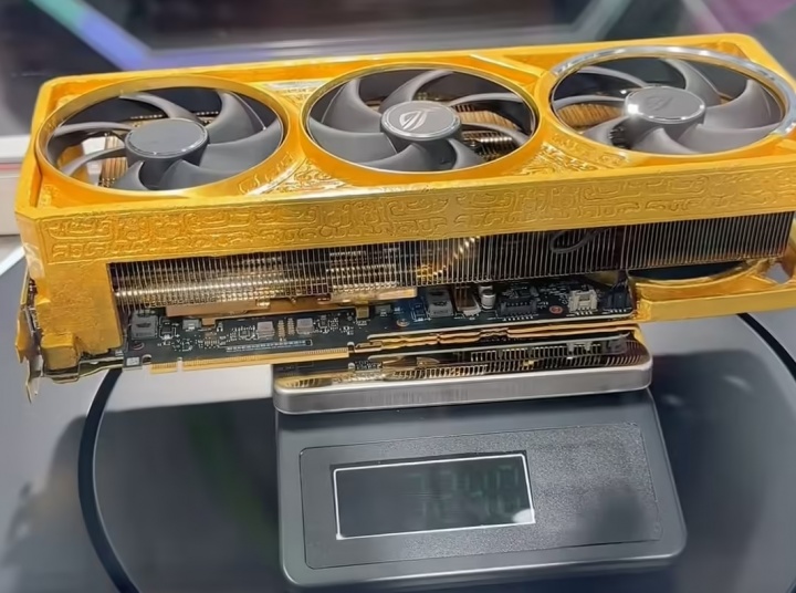 10斤真金打造500万元“卡皇”，华硕展示ROG RTX5090D黄金显卡💰