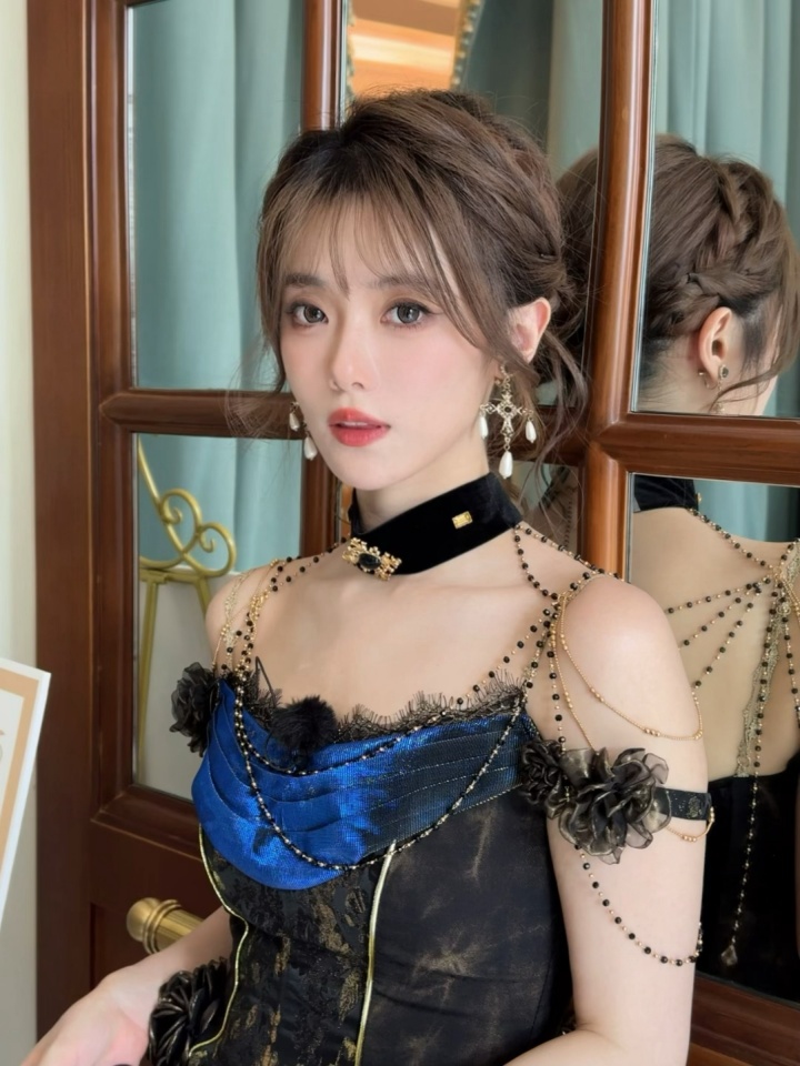 小钰晒美照：体验一把古堡公主，轻哥特风好像也很棒棒😻😻