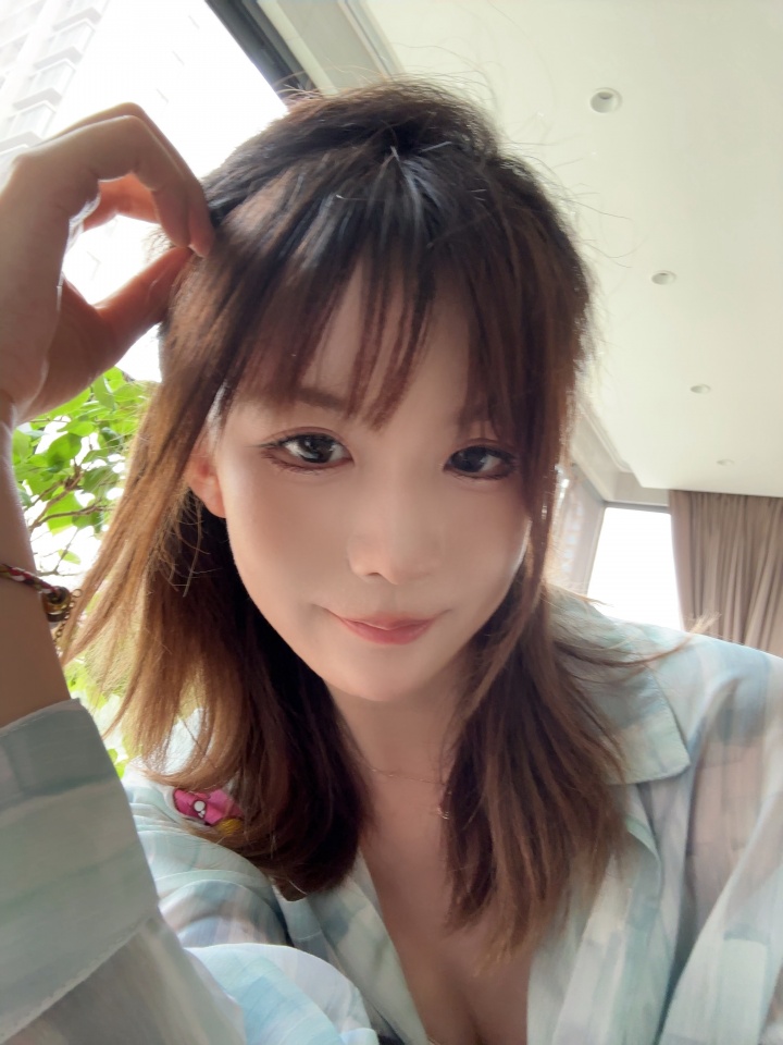LPL女解说瞳夕晒出自拍：“糟糕 是🥰的感觉”