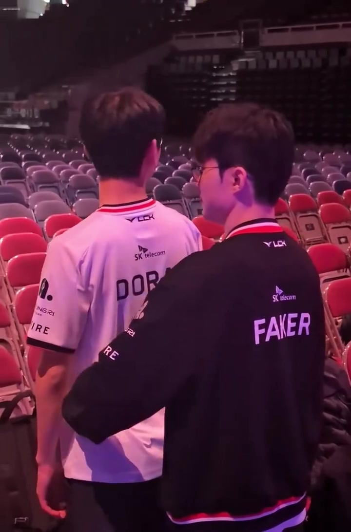 【蜗牛电竞】LOL官方发布Faker为Doran按摩腰的视频:团队凝聚力建设