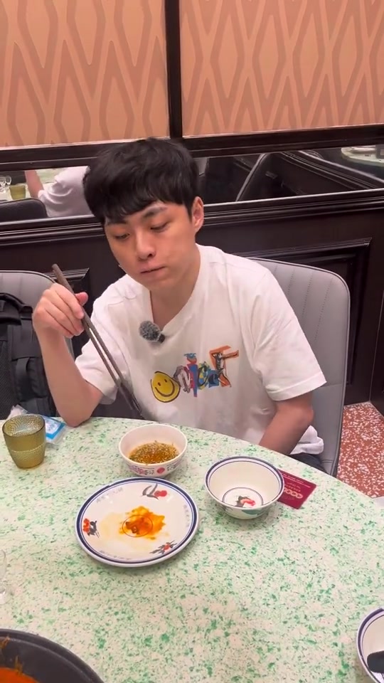 【蜗牛电竞】DK更新ShowMaker动态:秀妹在中国的第一次火锅挑战 “好吃”😋