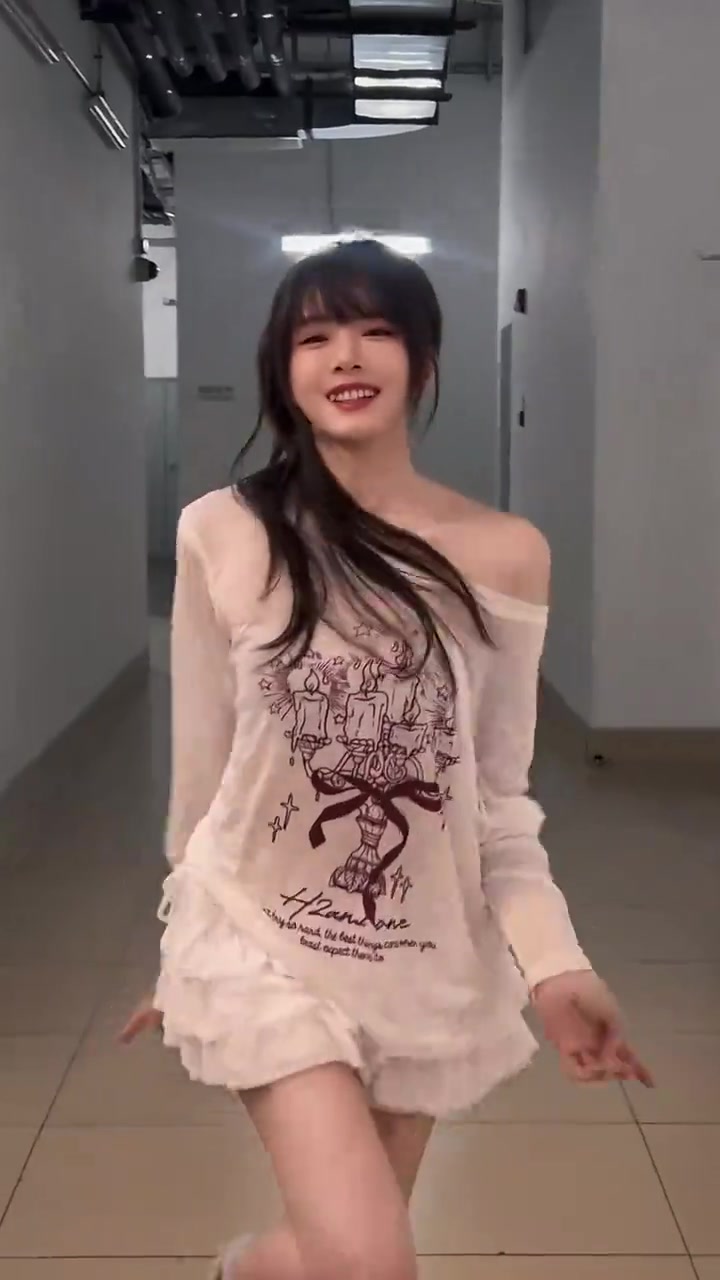 【蜗牛电竞】主持骆歆分享视频:说,你选黑的还是白的