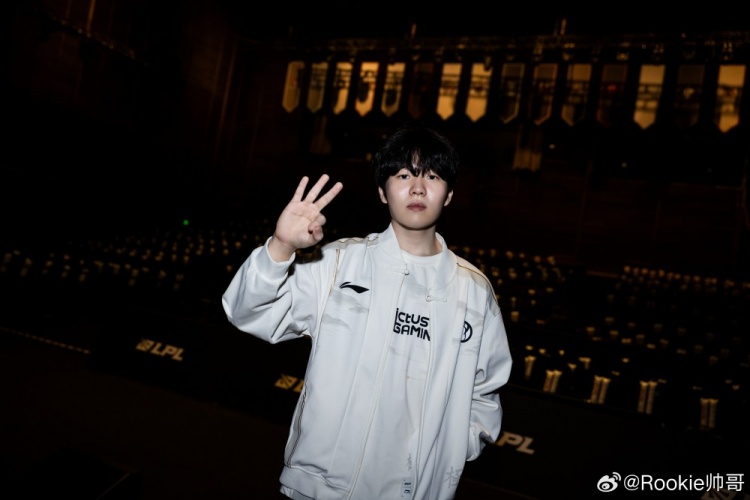 rookie赛后发文：4000杀🥳🥳🥳 纪录越多越好 胜场也要多多
