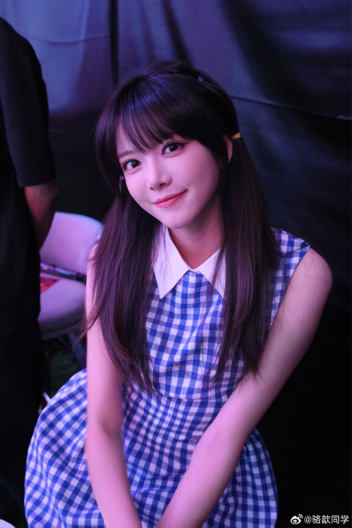 骆歆晒出LOL生日会照片：天知道我和美女coser们怎么贴贴的😚