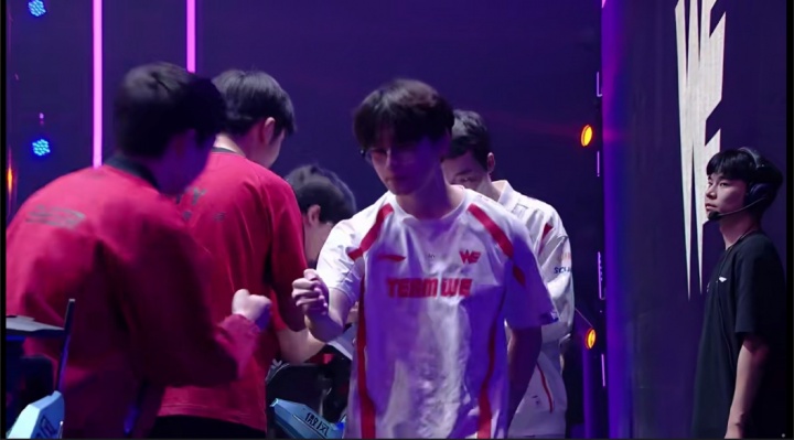 打不过其他队还打不过你？😂WE在登峰组的两胜均为击败FPX