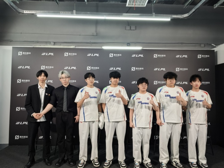 LGD赛后群访 教练：队伍状态比之前好 局内失误也有所减少