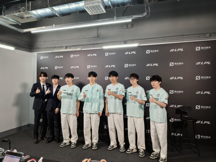 iG赛后群访 教练：季后赛的目标理所当然是冠军 队伍仍有成长空间