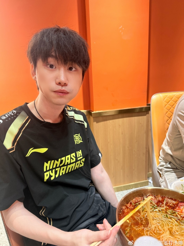 晋级季后赛八强！糖小幽晒与Doinb吃宵夜美照！