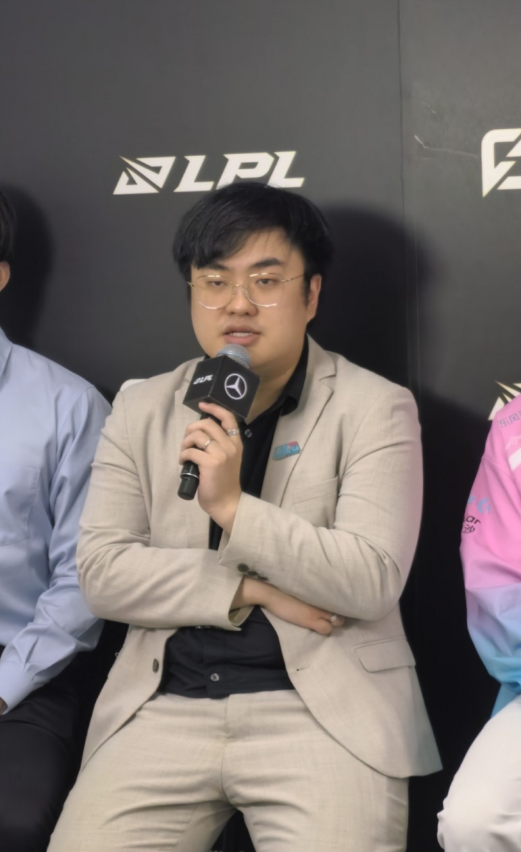 【蜗牛电竞】BLG教练:有这么强的选手和这么好的教练组 肯定是冲着夺冠去的