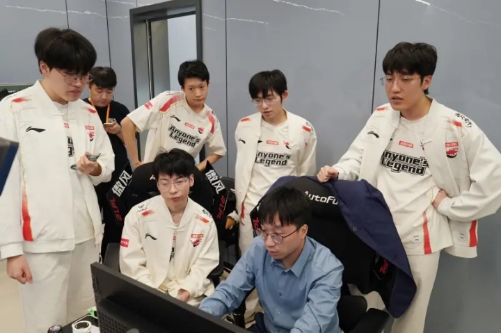 【蜗牛电竞】在与TES的败决抛硬币中,AL成功取胜拿到Bo5首局优先选边权