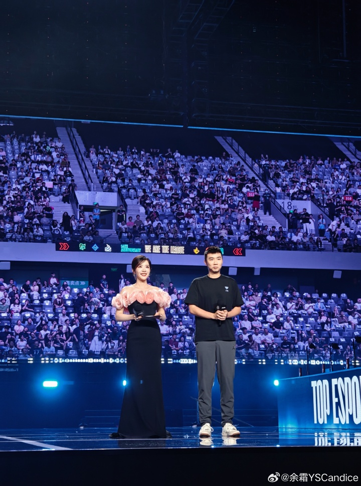 【蜗牛电竞】女主持人余霜晒出败决工作照:💕今天是黑色玫瑰~