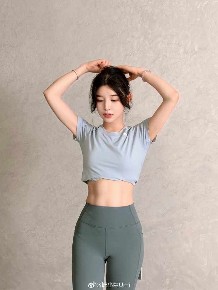糖小幽晒出身材美照：给大家表演一个用头倒立吧~~~