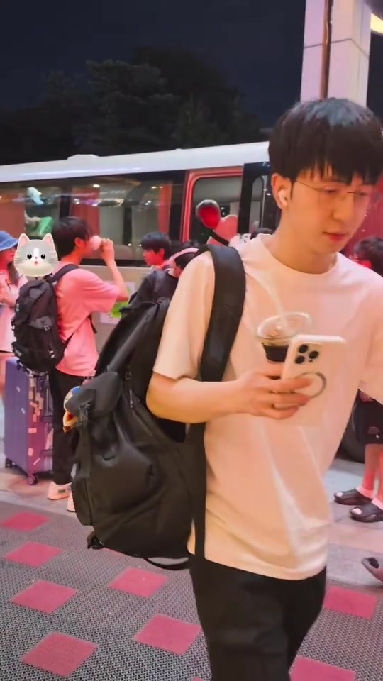 【蜗牛电竞】BLG发布抵达深圳动态:掉落一个酒店到达视频