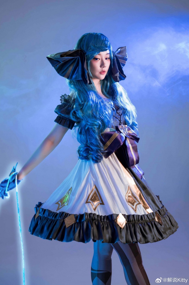【蜗牛电竞】前英文解说Kitty更博晒Cos照:格温不受影响