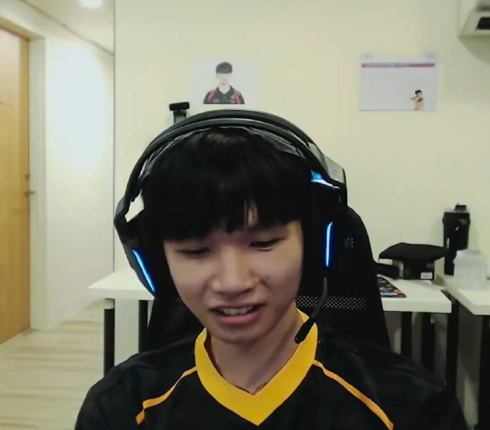 导播给到越南队伍MVKE训练室镜头 MVKE将Faker的照片贴在墙上😳