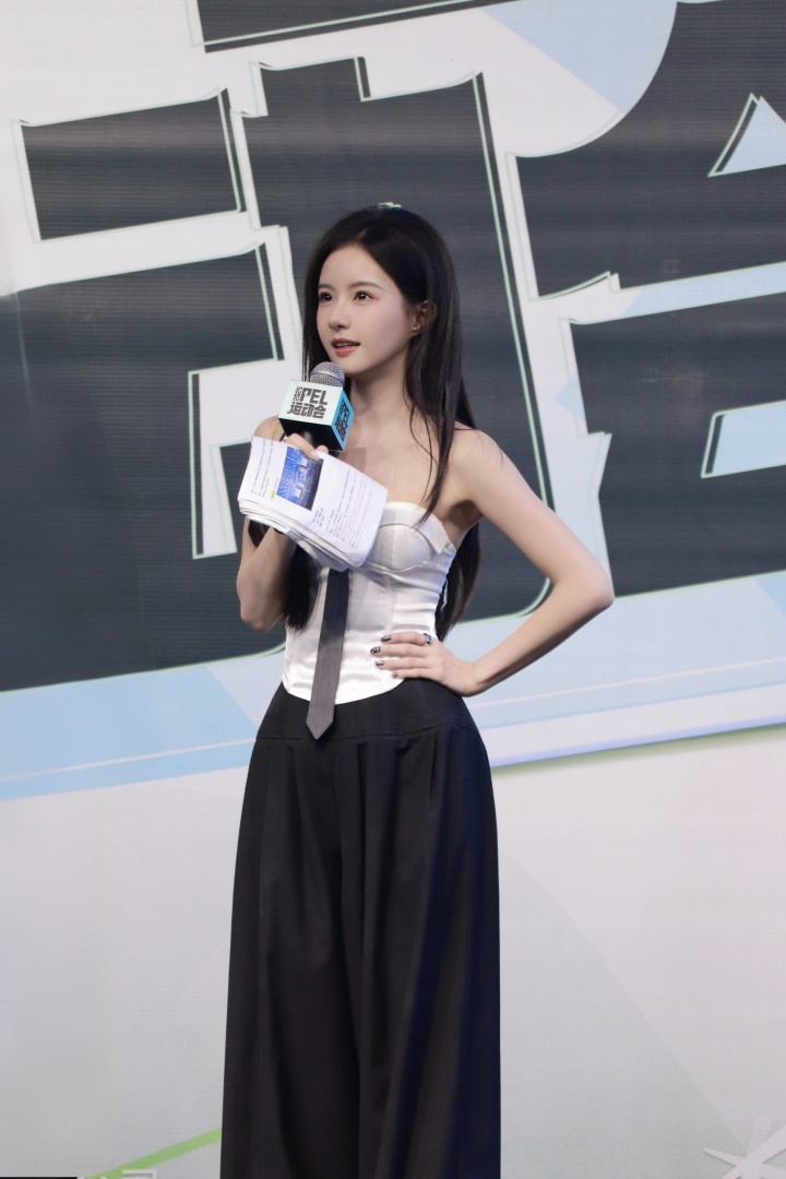 【蜗牛电竞】好美👅PEL主持方游晒照:肤白貌美搭配纯欲辣妹抹胸