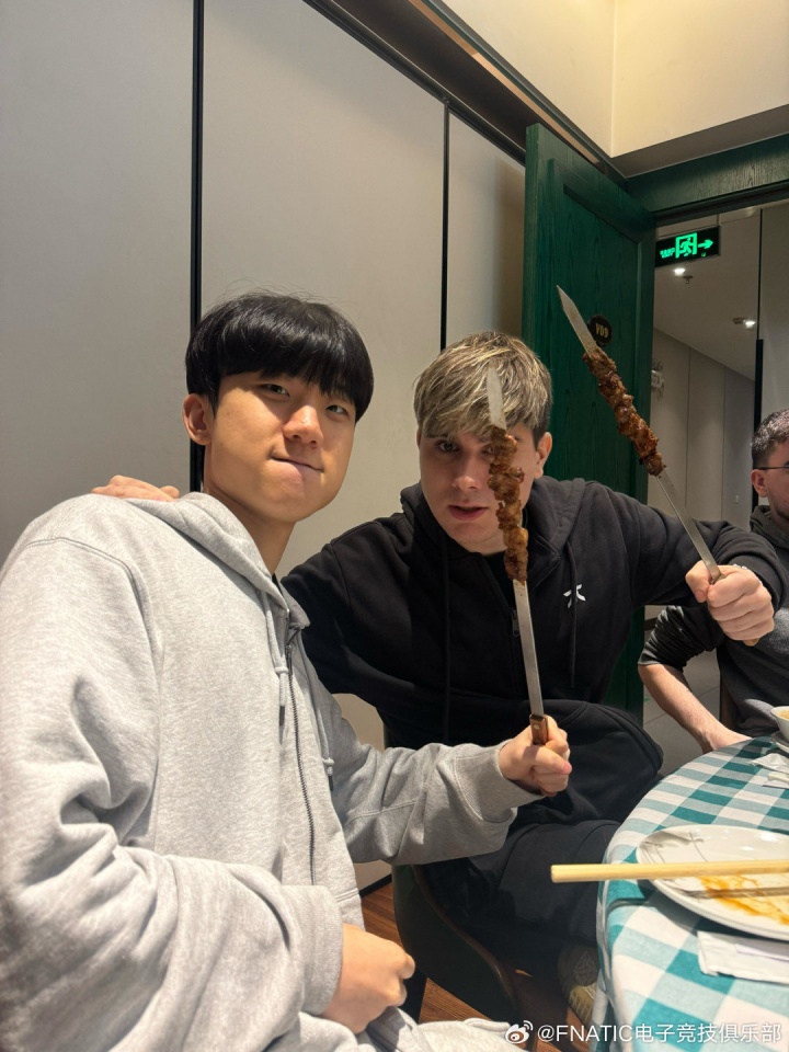 【蜗牛电竞】别吃小杨生煎!FNC晒在华照片:感受中餐 干饭时间