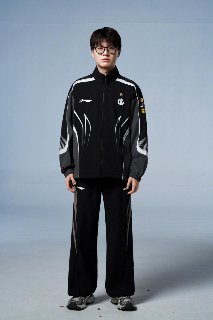 iG发布2025英雄联盟全球总决赛定妆照：再赴極境，此战留名