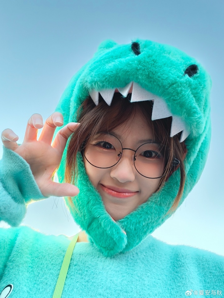 女主持人夏安分享S15工作照及日常：挽手余霜，还和Viper比手势~