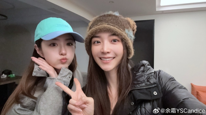 【蜗牛电竞】余霜晒与王小七合照:每天和我7混吃混喝