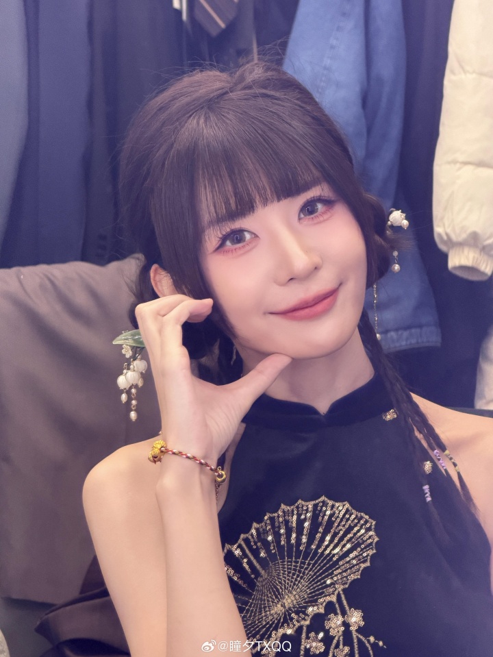 【蜗牛电竞】解说瞳夕赛后更博晒照：减肥成功被发现的世界很美好